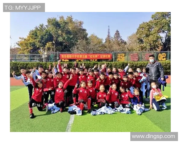 可爱婴儿足球明星球服图片展示小小运动员的梦想与活力